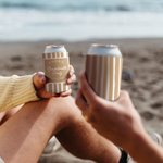 Gepersonaliseerde Bachelorette Party Stripes Geïsoleerde Bierblikjes Koeler Hoes met Naam Datum en Plaats Strandfeest Huwelijkscadeau voor Bruidsmeisjes