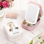 Personalizowane pudełko na biżuterię ze skóry PU z imionami i regulowanym lusterkiem do makijażu LED Prezent ślubny dla narzeczonych