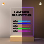 Gepersonaliseerd Ik Ben Hun Vader Opa LED Nachtlampje met 1-8 Lichtsabel Namen en Houten Voet Vaderdag Cadeau voor Papa Opa