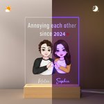Gepersonaliseerde Hartgebaar Cartoon Karakter Acryl LED Nachtlampje met Houten Basis en Namen Bureau Decoratie Valentijnsdag Cadeau voor Koppels