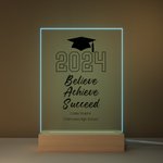 Personalisierte Bachelor Cap Inspirational Words LED-Nachtlicht mit Holzsockel Klasse von 2026 Abschluss Geschenk für Absolventen