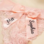 Henkilökohtainen Sexy Bow Morsian alusvaatteet Pitsi Thongit nimi Honeymoon Ystävänpäivä Häät Bridal Shower lahja hänelle