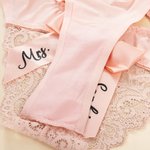 Henkilökohtainen Sexy Bow Morsian alusvaatteet Pitsi Thongit nimi Honeymoon Ystävänpäivä Häät Bridal Shower lahja hänelle
