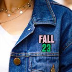 Personalisierte Acryl Sorority Pin Abzeichen mit Initiation Saison und Zahl Rekrutierung griechische Woche Sitzung Stolz Geschenk für Sorors
