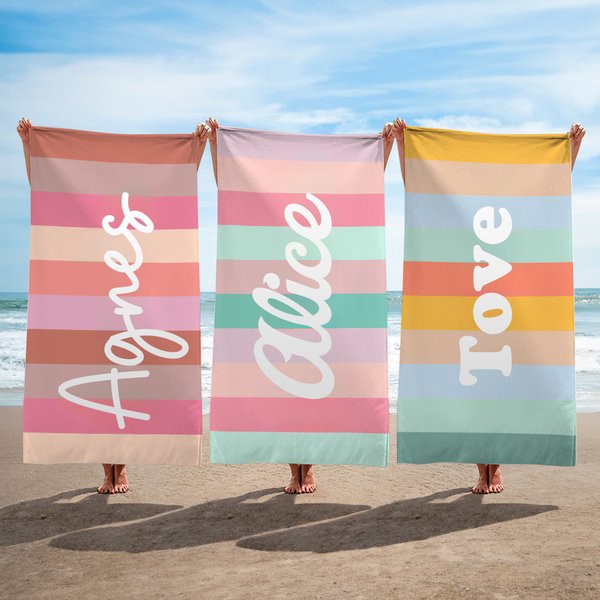Personlig stor randig strandhandduk snabbtorkande och färgglad med namn perfekt som reseaccessoar och present till familj och vänner på semesterfest