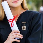 Personalisierte Bogen Zirkon Foto Revers Brosche Pin mit Text Hochzeit Graduierung Jahrestag Geschenk für Newlyweds Absolventen