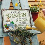 Personalisiertes Retro Garten Cartoon Charakter Metallschild mit Namen Gartendeko Einweihungsparty Geburtstag Geschenk für Oma Mama Gartenliebhaber