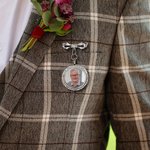 Personalisierte Bogen Zirkon Foto Revers Brosche Pin mit Text Hochzeit Graduierung Jahrestag Geschenk für Newlyweds Absolventen