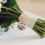 Personalisierte Bogen Zirkon Foto Revers Brosche Pin mit Text Hochzeit Graduierung Jahrestag Geschenk für Newlyweds Absolventen