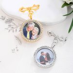 Personalisierte Bogen Zirkon Foto Revers Brosche Pin mit Text Hochzeit Graduierung Jahrestag Geschenk für Newlyweds Absolventen