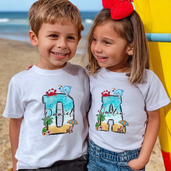 Maglietta personalizzata multicolore per bambini con nome, iniziale estiva, 100% cotone, regalo di compleanno per ragazzi e ragazze.