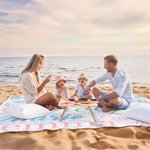 Coperta da spiaggia personalizzata multicolore con nome, nuvola di parole ad asciugatura rapida, regalo di compleanno per donne e uomini.