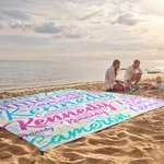 Coperta da spiaggia personalizzata multicolore con nome, nuvola di parole ad asciugatura rapida, regalo di compleanno per donne e uomini.