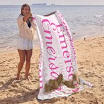 Coperta da spiaggia personalizzata multicolore con nome, nuvola di parole ad asciugatura rapida, regalo di compleanno per donne e uomini.