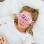 Maschera per il sonno in seta personalizzata con testo e astuccio, regalo di compleanno e anniversario per la fidanzata e la moglie.