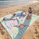 Coperta da spiaggia personalizzata multicolore con nome, nuvola di parole ad asciugatura rapida, regalo di compleanno per donne e uomini.