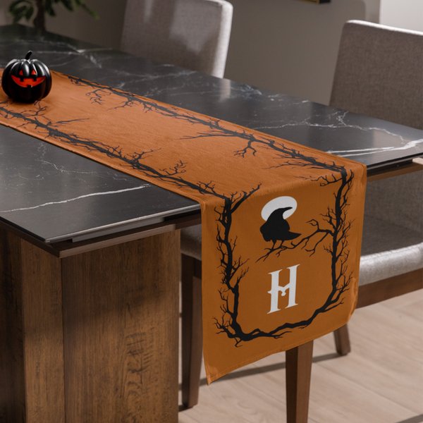 Personlig kråka orange läskig bordslöpare med initialer heminredning inflyttningsfest Halloween present till familj vän
