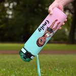 Personalisierte Gradient Cartoon Basketball Volleyball Fußball Mädchen 32 oz Leakproof Motivationswasserflasche mit Name Maker Geschenk für Gym Sportliebhaber