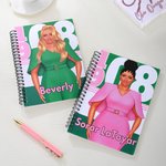 Personalisierte 1908 Mode Sorority Sisters A5 Spirale Notebook mit Namen Aufnahme Zubehör Geburtstag Sorority Gründertag Geschenk für Schwestern Freunde