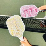 Gepersonaliseerd Multicolor Woordwolk Pickleball Peddel met Naam Verjaardag Verjaardag Competitie Dag Cadeau voor Sport Fan Pickleball Speler Liefhebber
