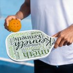 Gepersonaliseerd Multicolor Woordwolk Pickleball Peddel met Naam Verjaardag Verjaardag Competitie Dag Cadeau voor Sport Fan Pickleball Speler Liefhebber