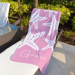 Personlig snabbtorkande strandhandduk med namn och sjöstjärnor elegant badlakan i mjuka pastellfärger present till kvinna och vän