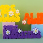 Placa personalizada con nombre para escritorio impresa en 3D multicolor con margarita Decoración de oficina Regalo de agradecimiento de cumpleaños para profesores