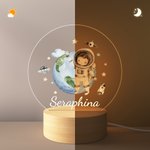Veilleuse LED avec Base en Bois Personnalisée avec Nom Planète et Astronaute Décoration de Chambre Cadeau Anniversaire pour Enfant Passionné d'Espace