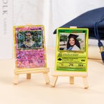 Personalisierte Klassische Abschluss TCG Poke Karte mit Foto Text und Holzständer Sammelkartenspiel Tischdeko Abschlussfeier Geschenk für Absolventen