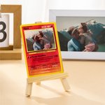 Gepersonaliseerde Foto Klassieke TCG Pokékaart met Tekst en Houten Standaard Vaderdag Valentijnsdag Verjaardagscadeau voor Koppels en Vrienden