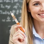 Spersonalizowane pióro kulkowe z imieniem i nazwiskiem dla nauczyciela z postacią z kreskówki Jabłko Chowany brokatowy długopis z imieniem i nazwiskiem Prezent urodzinowy na koniec roku dla nauczyciel