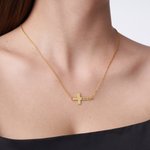 Gepersonaliseerde Kruis Halsketting met Gegraveerde Tekst Sierlijke Sieraden Verjaardag Verjaardag Doopsel 1e Communie Cadeau voor Christelijke Vrouwen
