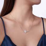 Gepersonaliseerde Kruis Halsketting met Gegraveerde Tekst Sierlijke Sieraden Verjaardag Verjaardag Doopsel 1e Communie Cadeau voor Christelijke Vrouwen