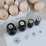 Personalisierter Eierstempel mit Hühnermotiv in Mehreren Größen Lebensmittelechte Stempelfarbe Geburtstag Geschenk für Familie Hühnerhalter Bauernhof