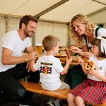 Personalisiertes Oktoberfest 2025 Cartoon-Charakter Baumwolle T-Shirt mit Biermuster-Initiale Party Geschenk für Kinder Erwachsenen Bierliebhaber