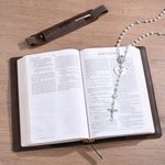 Personalisierte Kreuz Bibel Vers PU Leder Bibel Hülle Fall mit Namen und Stifthalter Geburtstag religiöse Taufe Geschenk für Christen