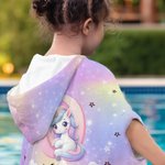 Henkilökohtainen Fantasy Unicorn Ylimitoitettu pehmeä hupullinen rantapyyhe nimellä Initial Beach Party Travel Kesäloma Syntymäpäivälahja tytöille