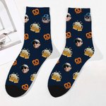 Personalisierte Bierkrüge Brezel Weiche Socken mit 1–2 Gesichtsfotos Atmungsaktiv Bier Party Oktoberfest Geschenk für Bierliebhaber Feierfreunde