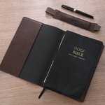 Personalisierte Kreuz Bibel Vers PU Leder Bibel Hülle Fall mit Namen und Stifthalter Geburtstag religiöse Taufe Geschenk für Christen
