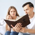 Personalisierte Kreuz Bibel Vers PU Leder Bibel Hülle Fall mit Namen und Stifthalter Geburtstag religiöse Taufe Geschenk für Christen