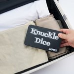 Personligt bärbart 2-spelare Knuckle Dice brädspel med 18 tärningar och namn tennlåda födelsedagsfest resecampinggåva för resenärer Knuckle Dice älskare