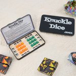 Personligt bärbart 2-spelare Knuckle Dice brädspel med 18 tärningar och namn tennlåda födelsedagsfest resecampinggåva för resenärer Knuckle Dice älskare