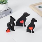 Mini cane tascabile personalizzato con placca in legno e cuore rosso con nome inciso Statua da collezione Decorazione da scrivania Regalo di compleanno per gli amanti dei cani