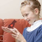 Mini cane tascabile personalizzato con placca in legno e cuore rosso con nome inciso Statua da collezione Decorazione da scrivania Regalo di compleanno per gli amanti dei cani