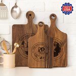 Tabla para cortar embutidos de madera con asa y nombre personalizada y grabada con foto Decoración para el hogar Made in USA Cumpleaños Regalo de boda para la familia