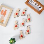 Mini cane tascabile personalizzato con placca in legno e cuore rosso con nome inciso Statua da collezione Decorazione da scrivania Regalo di compleanno per gli amanti dei cani