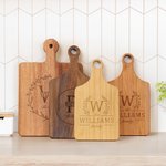Drewniana deska do krojenia z uchwytem Made in USA Grawerowany wieniec z monogramem Prezent ślubny na parapetówkę dla pary i rodziny