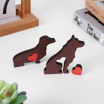 Mini cane tascabile personalizzato con placca in legno e cuore rosso con nome inciso Statua da collezione Decorazione da scrivania Regalo di compleanno per gli amanti dei cani