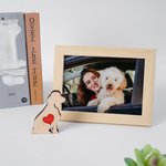 Mini cane tascabile personalizzato con placca in legno e cuore rosso con nome inciso Statua da collezione Decorazione da scrivania Regalo di compleanno per gli amanti dei cani