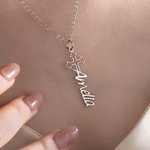 Collana personalizzata con il nome della Santa Croce Gioielli delicati Regalo di compleanno e anniversario per le donne